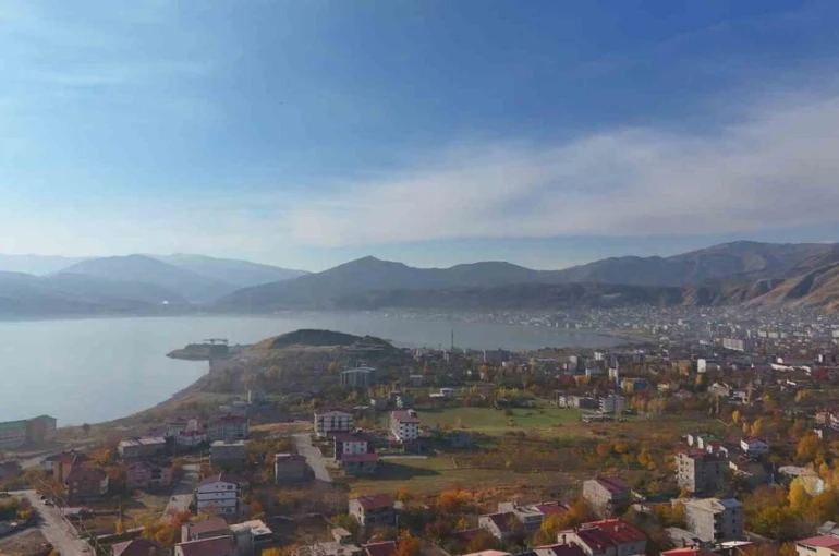 Tatvan’da sonbaharın büyüleyici renkleri görüntülendi 