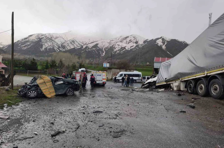 Tatvan’da tırla otomobil çarpıştı: 2 ölü, 1 yaralı 