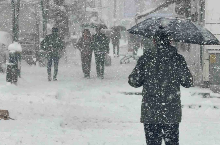 Tatvan’da yoğun kar yağışı yeniden etkili oluyor 