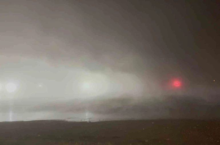 Tatvan’da yoğun sis sürücülere zor anlar yaşattı