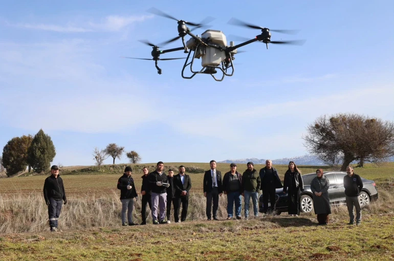 Tavas Belediyesinden çiftçiye dronlu gübreleme desteği 