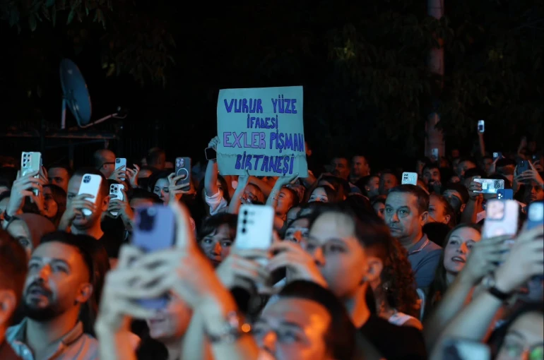 Tavas Zeybek Festivalinde Merve Özbey coşkusu yaşandı