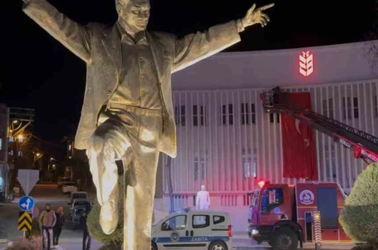 Tavas’ın her noktası bayraklarla donatıldı 