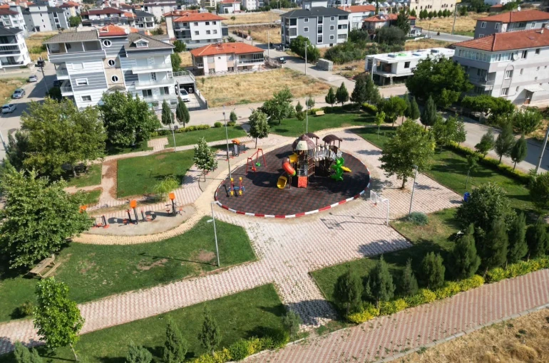 Tavas’ın parkları çocuklar için daha güvenli ve modern hale getiriliyor