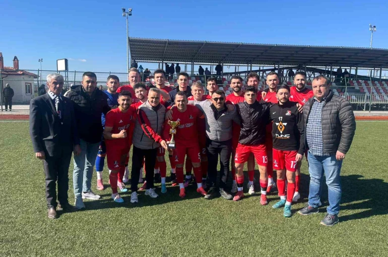 Tavşanlı Demirbilekspor kupasını aldı