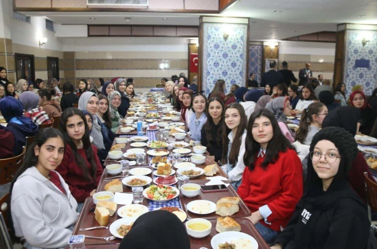 Tavşanlı Devlet Ana Kız Anadolu İmam Hatip Lisesi’nde iftar programı 