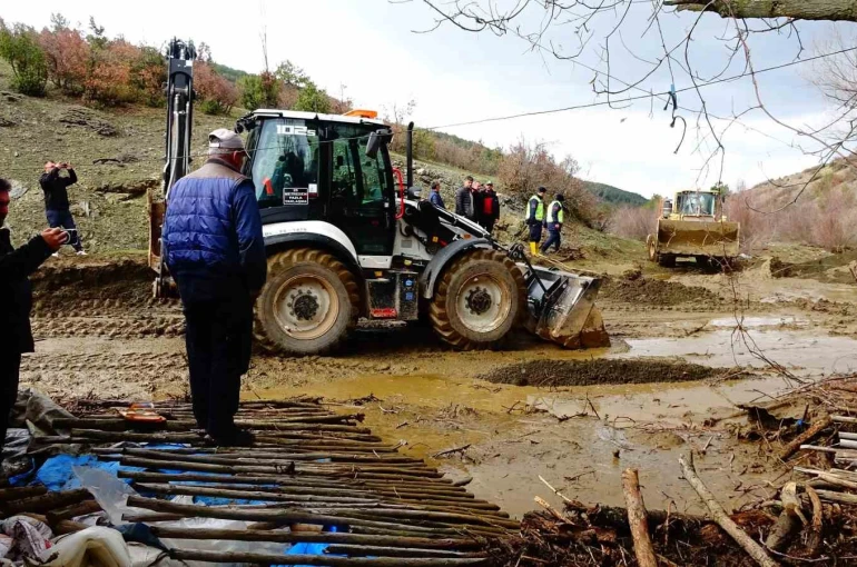 Tavşanlı’da gölet taştı, bir ev ve ahır sular altında kaldı