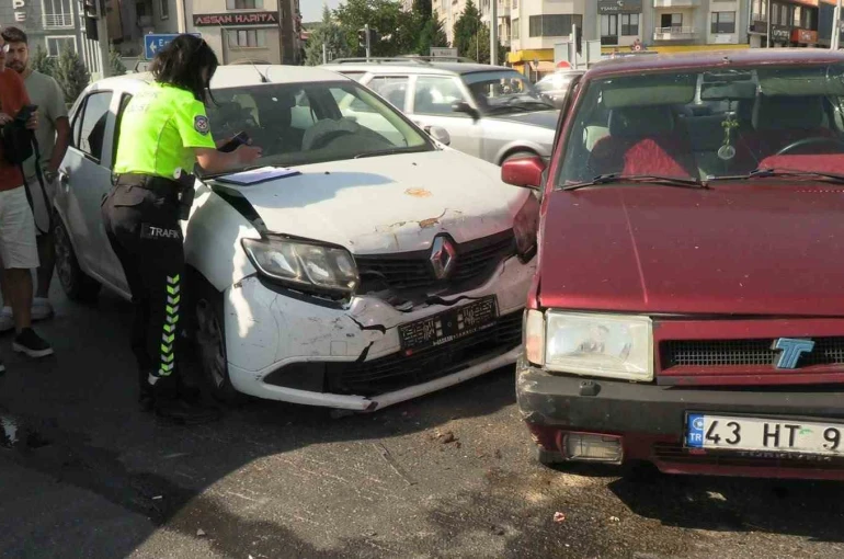 Tavşanlı’da iki otomobil kavşakta çarpıştı: 1 yaralı