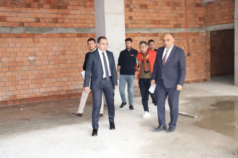 Tavşanlı’da Kaymakam Özdemir yeni okul inşaatı yerinde incelendi 