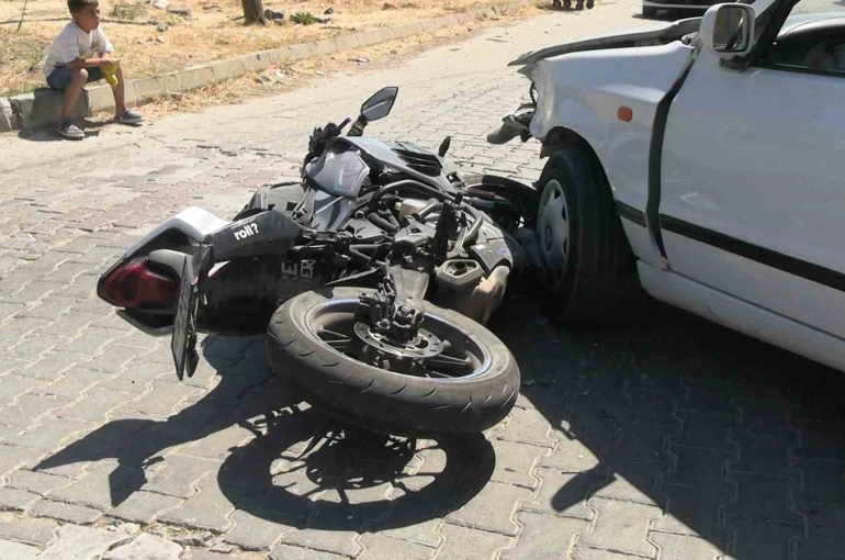 Tavşanlı’da otomobil ile motosikletle çarpıştı: 1 yaralı 