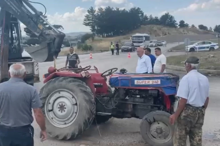 Tavşanlı’da otomobil ile traktör çarpıştı: 3 yaralı 