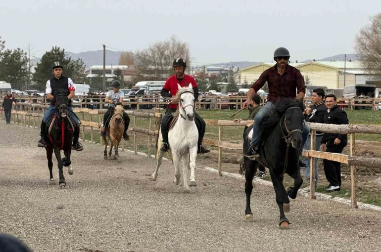 Tavşanlı’da Rahvan At Yarışları büyük ilgi gördü 