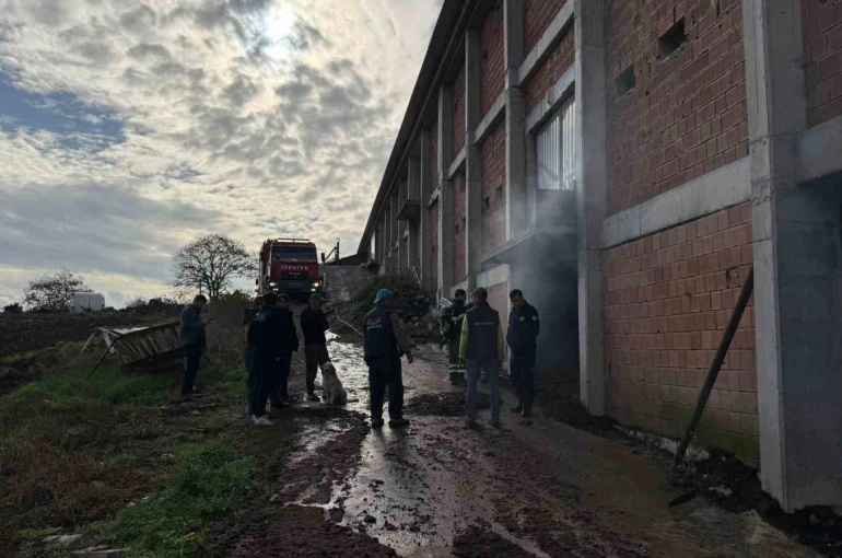 Tavuk çiftliğinin depo kısmında yangın 