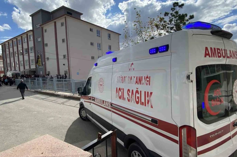 Tavuk döner yiyen 30 öğrenci hastanelik oldu