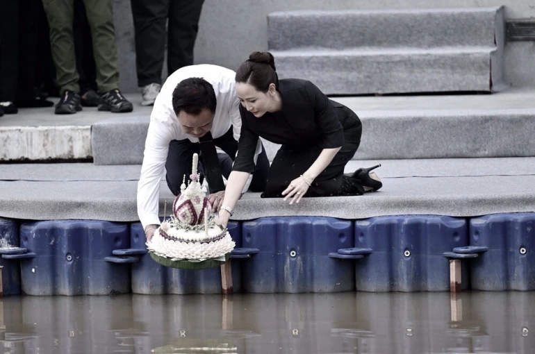 Tayland’da Yüzen Fener Festivali 