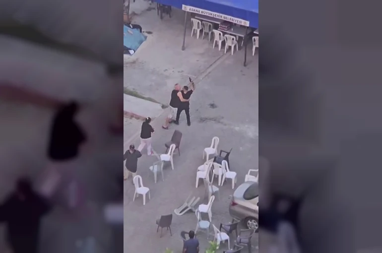 Taziye evinde husumetlilerini tabancayla kovaladı