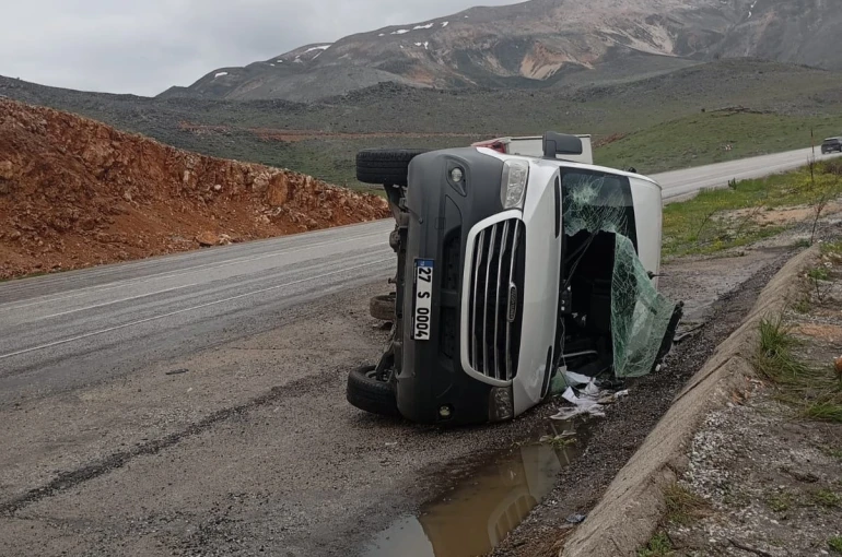 Taziyeye gidenleri taşıyan minibüs devrildi: 11 yaralı 