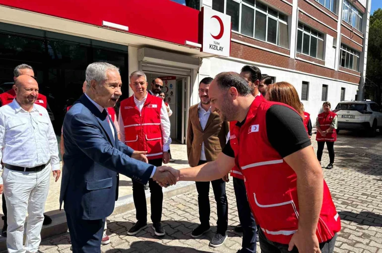 TBMM 22. Dönem Başkanı Bülent Arınç’tan Türk Kızılay’ına tebrik 