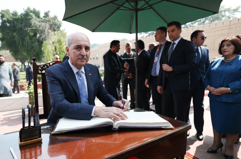 TBMM Başkanı Kurtulmuş, Pakistan’ın milli şairi Muhammed İkbal’in kabrini ziyaret etti