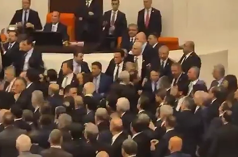 TBMM'de bakanların yemin töreninde gergin anlar