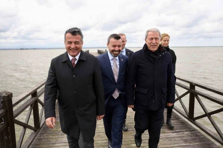 TBMM Milli Savunma Komisyonu Başkanı Akar, Kızılırmak Deltası Kuş Cenneti’ni gezdi 