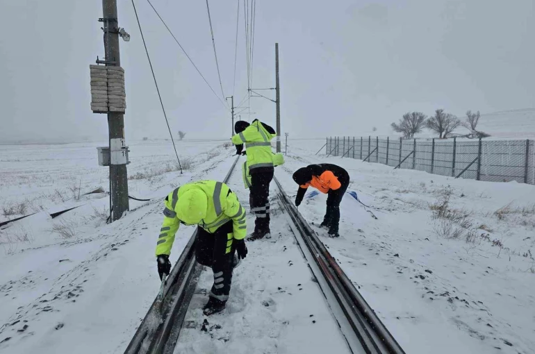 TCDD’den demiryollarında kar mesaisi 