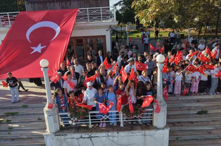 TCG Anadolu ve TCG Heybeliada Yalova’da vatandaşları selamladı