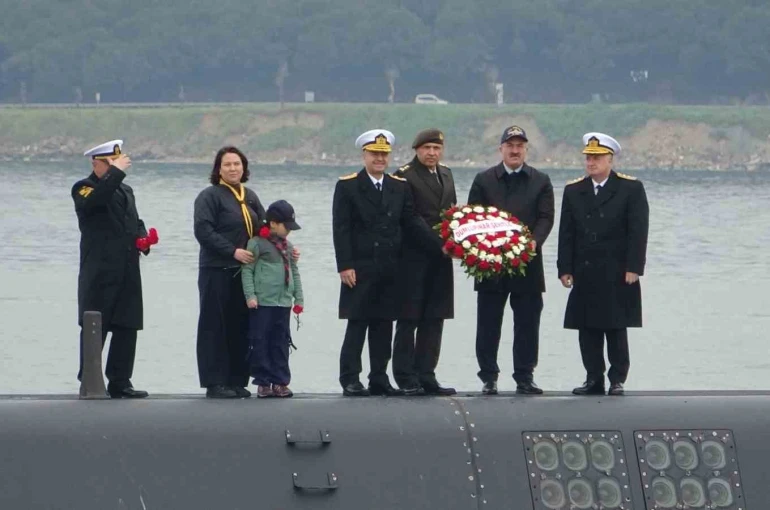 ’TCG Dumlupınar’ denizaltısında şehit olan 81 denizci için anma töreni düzenlendi