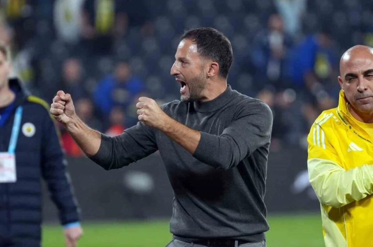 Tedesco, galibiyet sonrası tribünleri turladı 