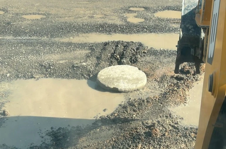 Tehlike saçan lağım çukuru kapatıldı 