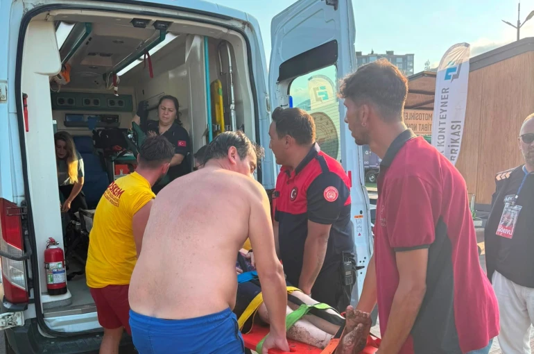 Tehlikeli bölgede denize giren kadını cankurtaranlar kurtardı