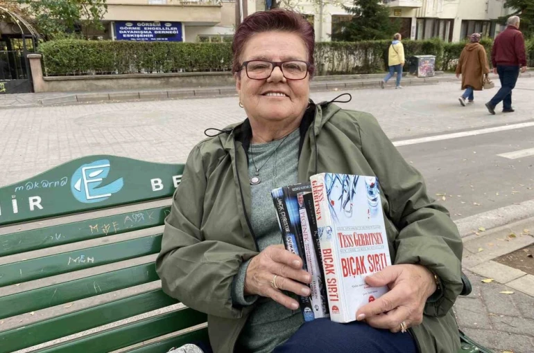 Tek gözü görmeyen 66 yaşındaki kadın her gün 300 sayfa kitap okuyor 