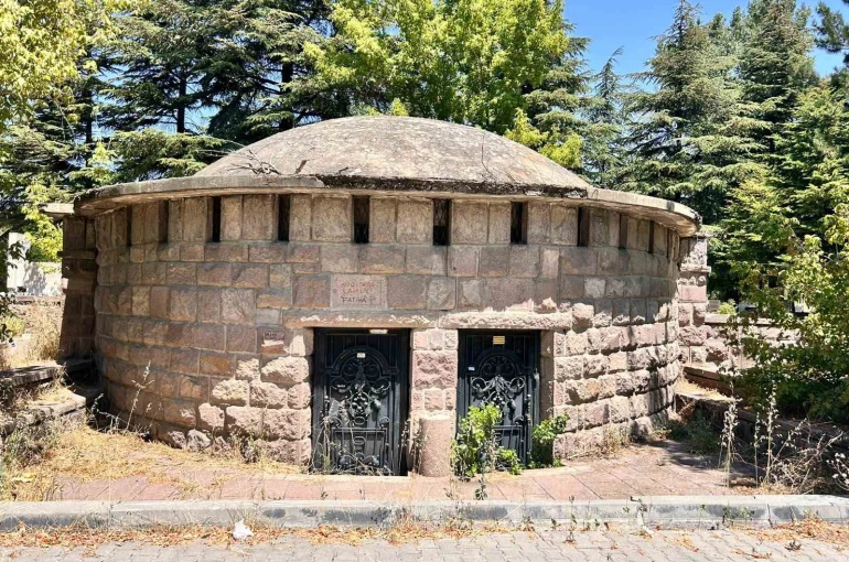 Tek parti döneminde Krematoryum(ölü yakma tesisi) olarak yapıldı, kemik deposu olarak kullanıldı 