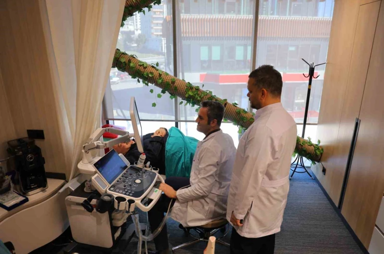 Tekerlekli sandalyeyle getirilen hasta tedavi sonrası yürüyerek çıktı 