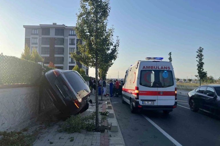 Tekirdağ’da kaldırımı aşan otomobil duvarda yan durdu 