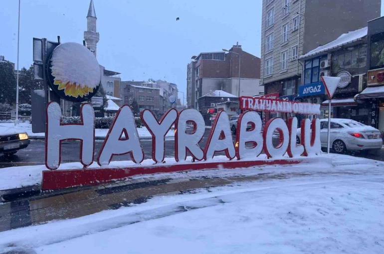 Tekirdağ’da kar yağışı etkisini sürdürüyor 