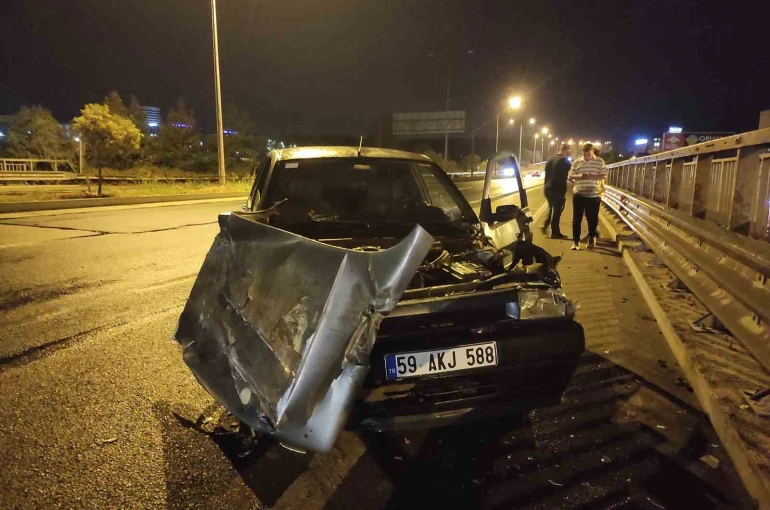 Tekirdağ’da lastiği patlayan otomobil bariyerlere çarptı