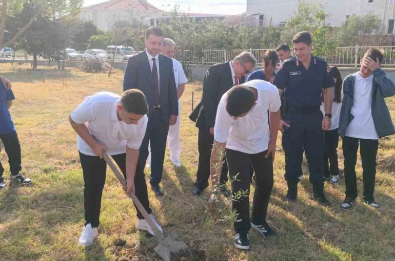 Tekirdağ’da liseliler fidan dikti 