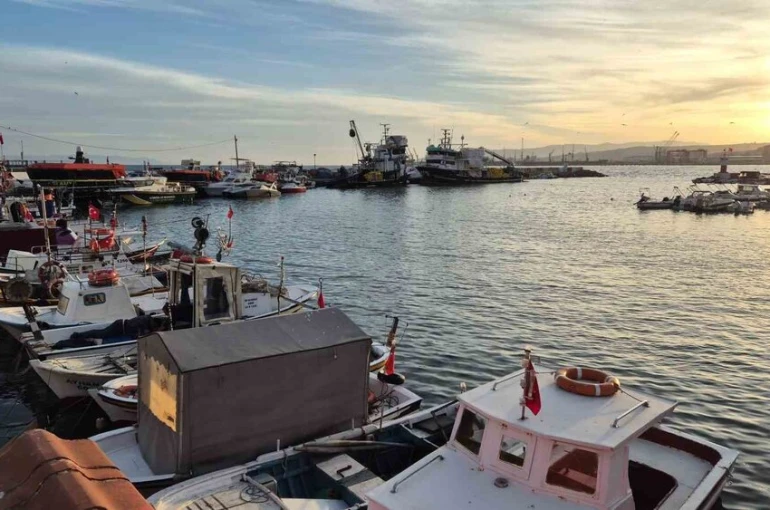 Tekirdağ’da lodos fırtınası balıkçıları denize çıkartmadı 