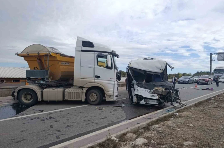 Tekirdağ’da minibüs ile tır kafa kafaya çarpıştı: 1 ağır yaralı 