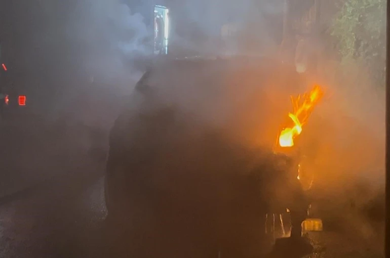 Tekirdağ’da otomobil gece yarısı alev aldı