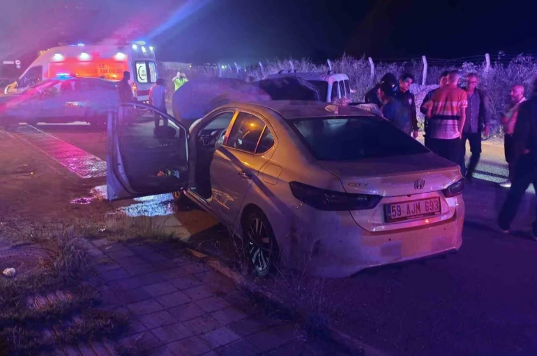 Tekirdağ’da otomobil ile kamyonet çarpıştı: 4 yaralı 