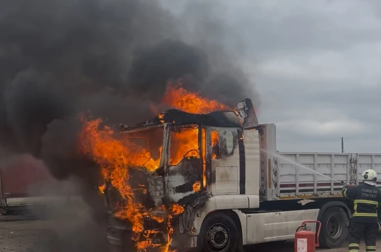 Tekirdağ’da park halindeki tır alev alev yandı 