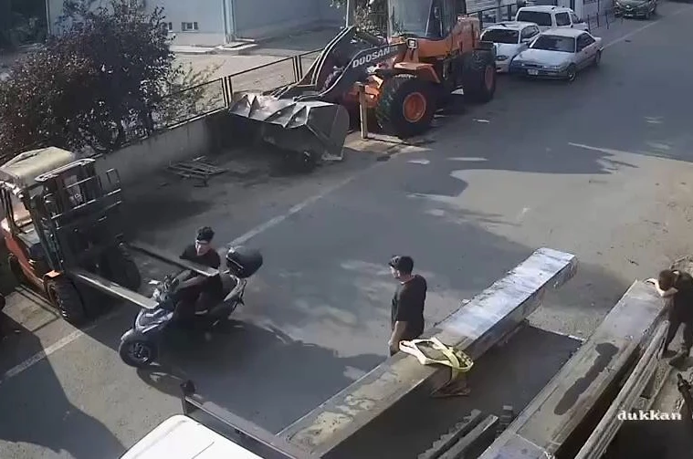 Tekirdağ’da pes dedirten kaza: Motosikletli forkliftin demir ayaklarına çarptı 