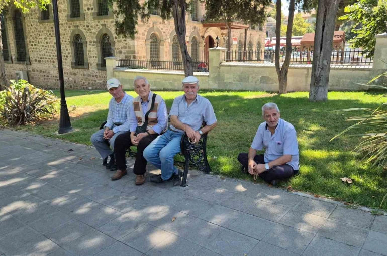 Tekirdağ’da sıcak hava bunaltıyor: Vatandaşlar gölgelik alanlara akın etti 