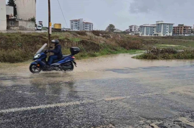 Tekirdağ’da şiddetli sağanak yolları dereye çevirdi 
