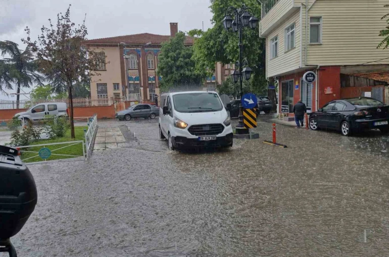 Tekirdağ’da şiddetli yağış yolları dereye çevirdi 