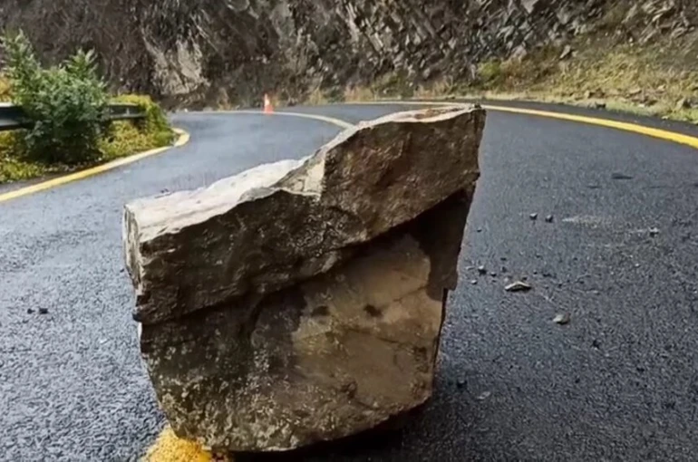 Tekirdağ’da yağış sonrası kaya parçaları yola yuvarlandı