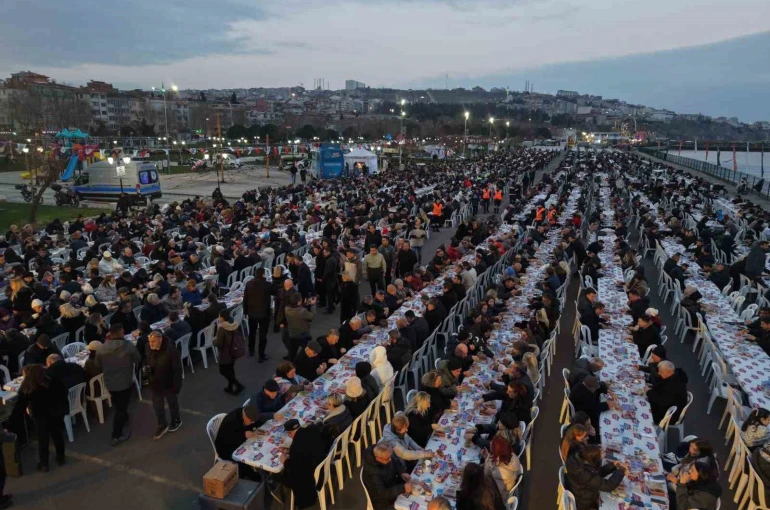 Tekirdağ’ın en büyük iftar sofrası: 8 bin kişi aynı anda orucunu açtı 