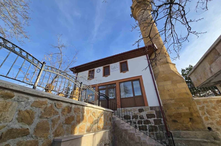 Tekke Arapdede Camii asırlık tarihiyle ziyaretçilere ve cemaate kapısını açıyor 